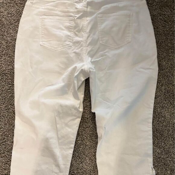 Croft & Barrow plus size 20 below knee length white shorts - Picture 5 of 5